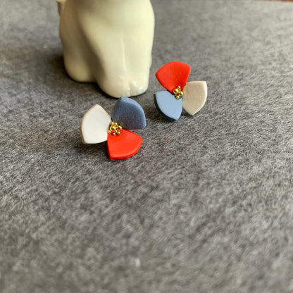 小さい花ピアス/Flower earrings / White×Blue×Blood orange