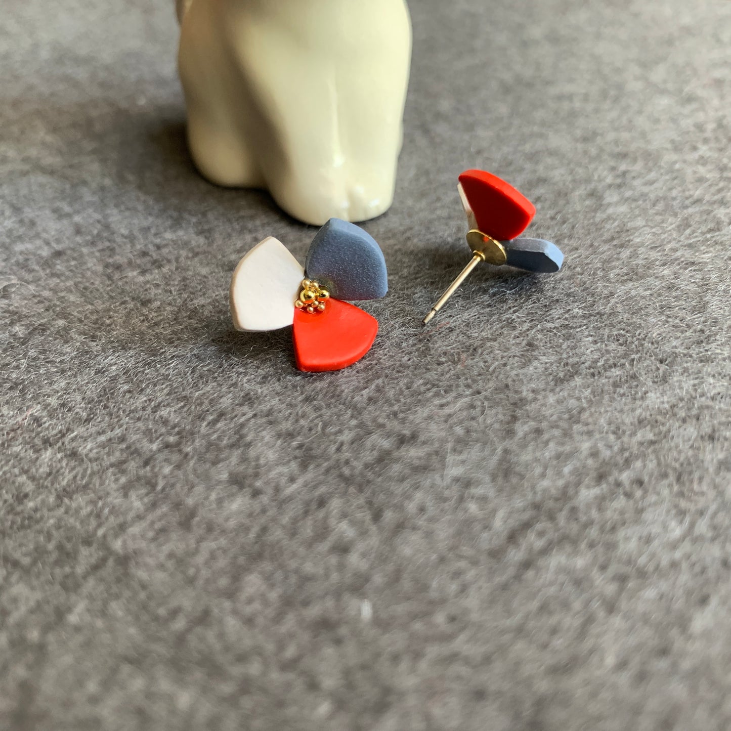 小さい花ピアス/Flower earrings / White×Blue×Blood orange